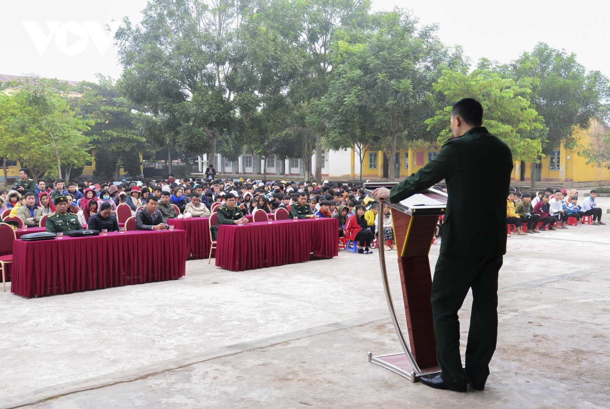 giao luu van nghe de tuyen truyen phap luat cho ba con vung cao hinh anh 4