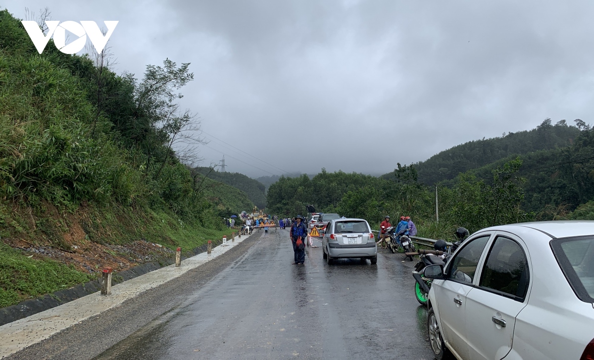 quoc lo 26 noi Dak lak khanh hoa bi chia cach vi nuoc lu cuon troi duong hinh anh 5