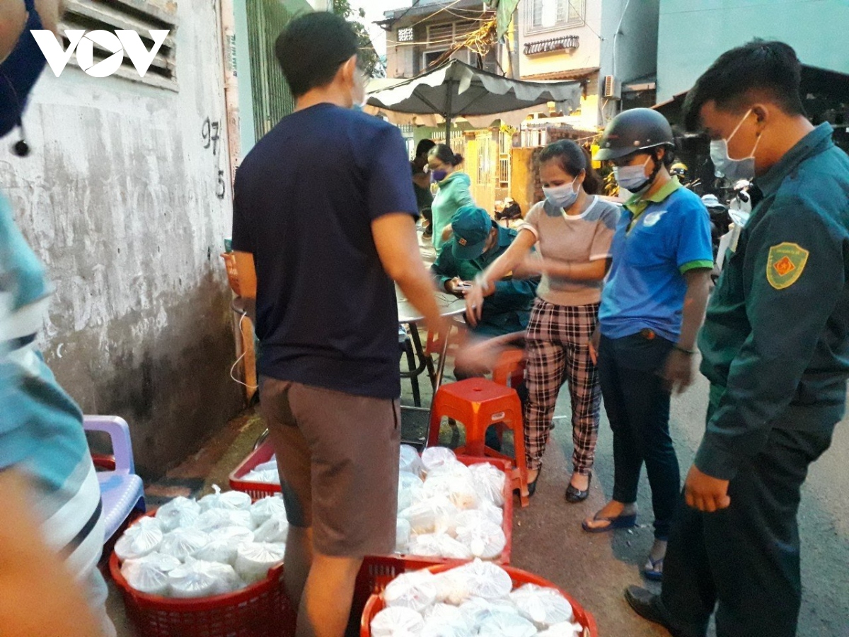 hoat dong cua nguoi dan trong khu vuc phong toa dien ra binh thuong hinh anh 6