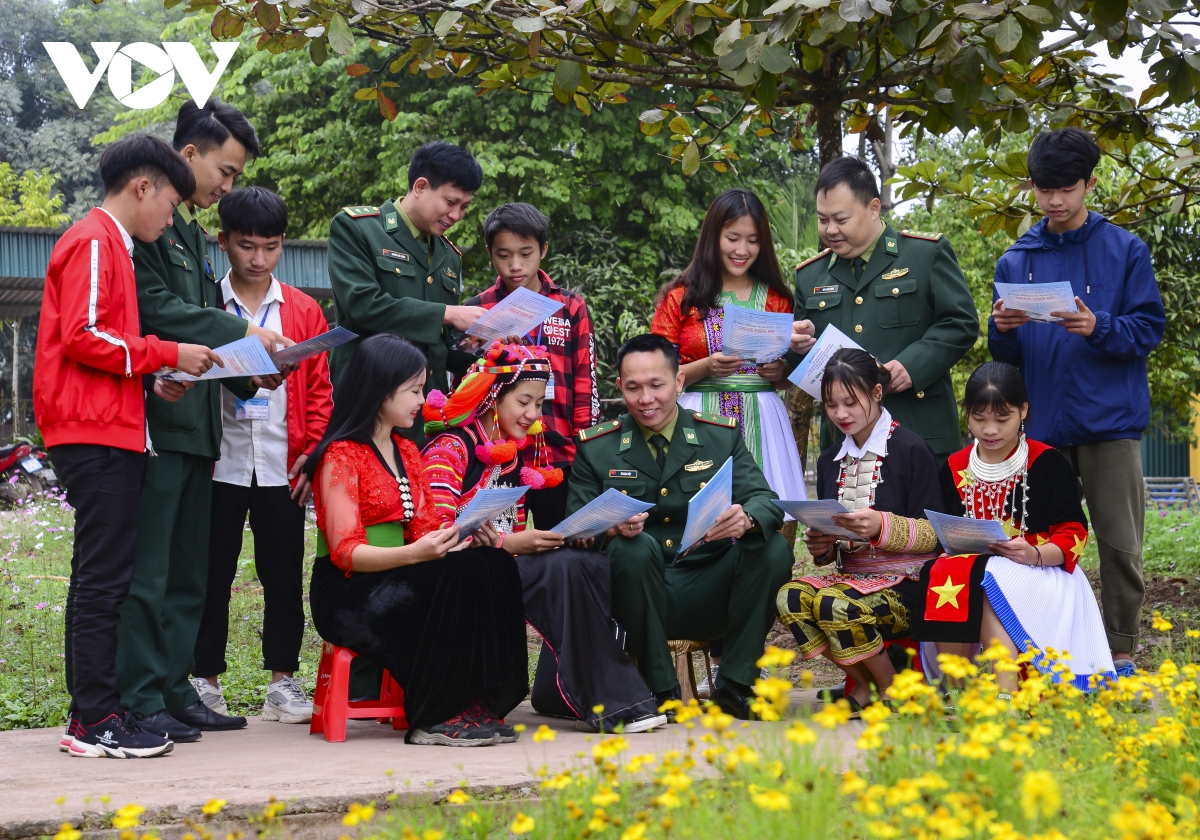 giao luu van nghe de tuyen truyen phap luat cho ba con vung cao hinh anh 7