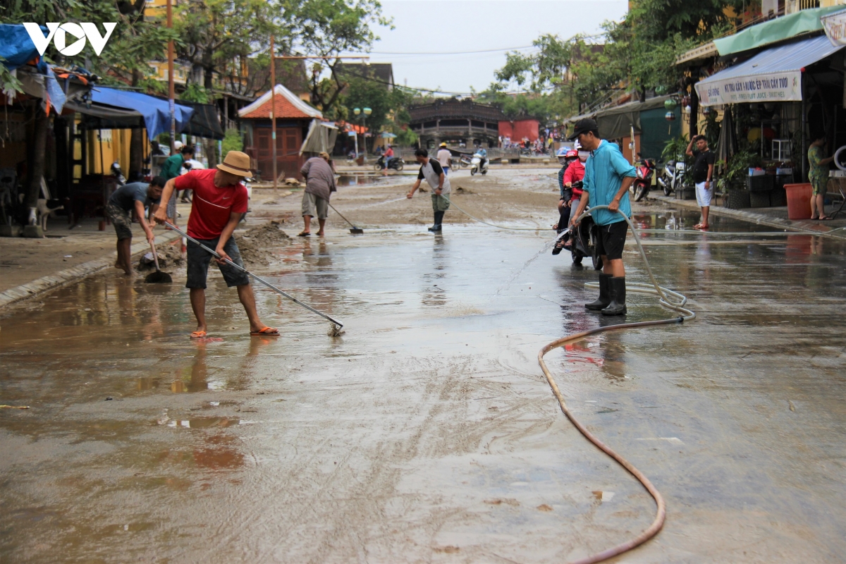 hon 150 nguoi don bun non dang tran ngap pho co hoi an hinh anh 9