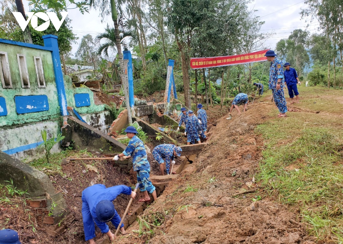 lữ đoàn 680, vùng 3 hải quân giúp người dân quảng nam khắc phục hậu quả bão lũ hình ảnh 2 lu doan 680, vung 3 hai quan giup nguoi dan quang nam khac phuc hau qua bao lu hinh anh 2