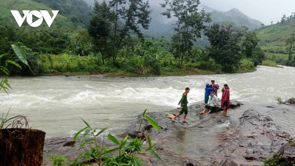 Da lien lac duoc voi 36 du khach mat lien lac khi leo nui ta giang hinh anh 1