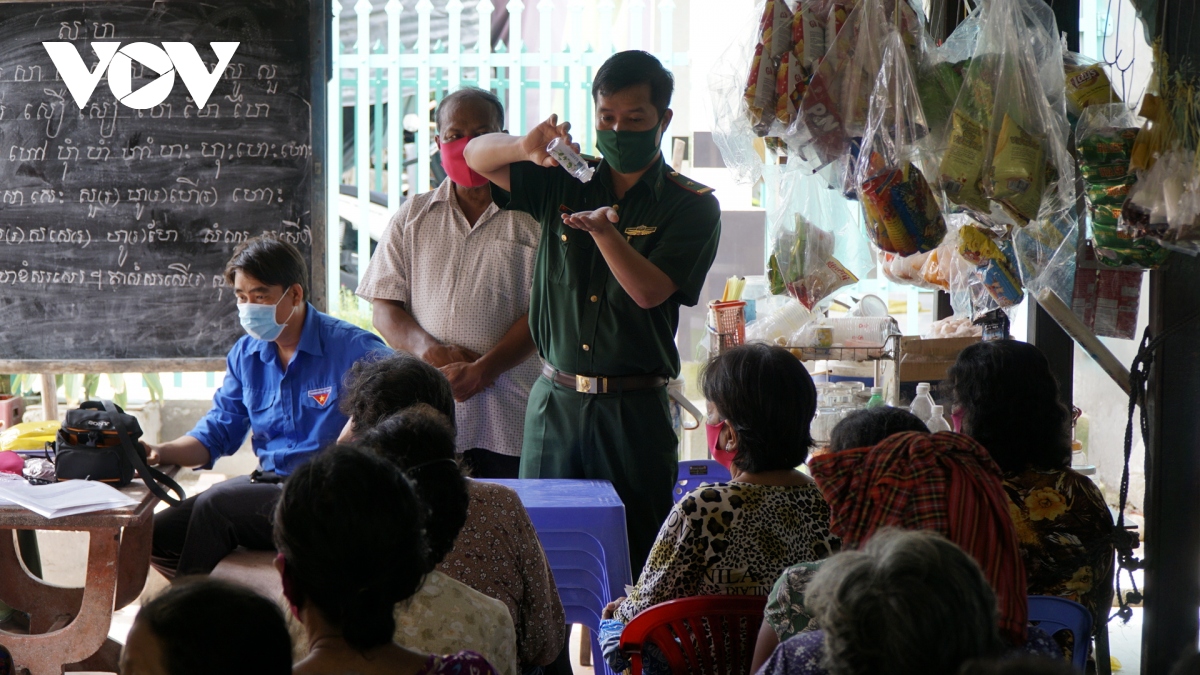  la chan thep noi tuyen dau chong dich tuyen bien gioi tay nam hinh anh 10