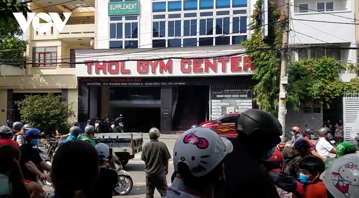 phat ngon gay soc ve dam tang nghe si chi tai, chu phong gym bi phan ung du doi hinh anh 2