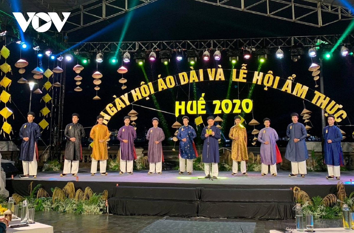 be mac ngay hoi Ao dai va le hoi Am thuc hue 2020 hinh anh 4