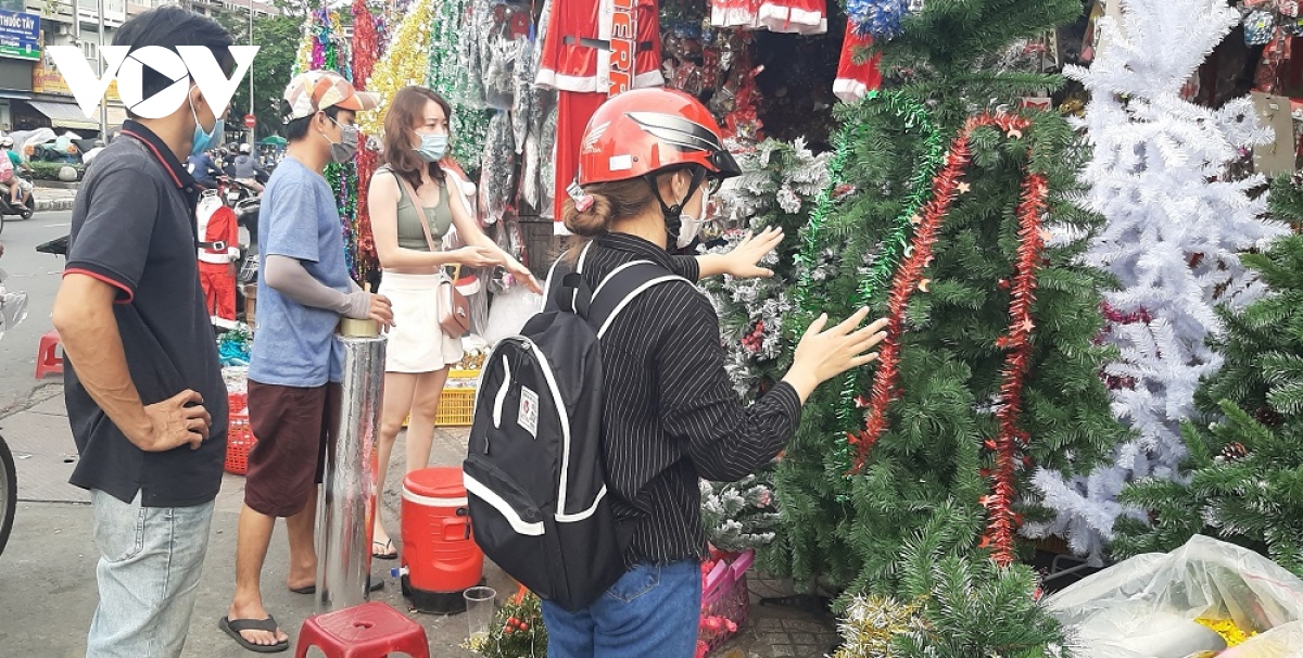 thị trường giáng sinh lượng khách giảm và mua sắm tiết kiệm hơn hình ảnh 3 thi truong giang sinh luong khach giam va mua sam tiet kiem hon hinh anh 3