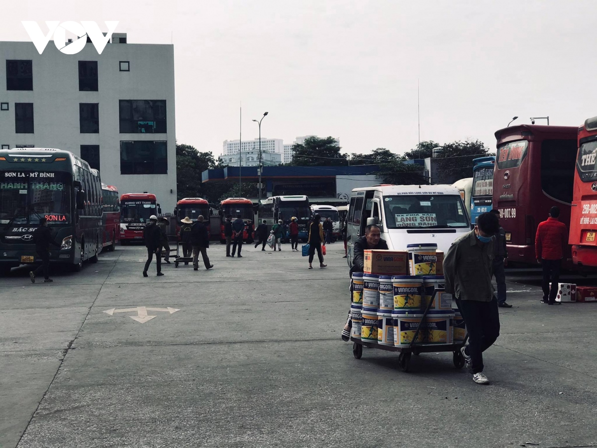 nguoi dan do ra cac ben xe roi ha noi ve que nghi tet duong lich hinh anh 15