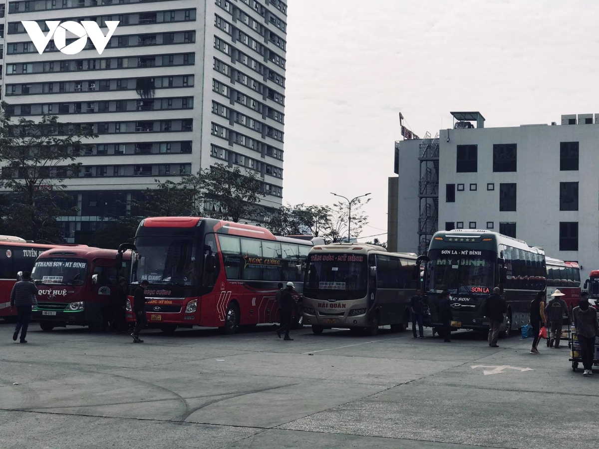 nguoi dan do ra cac ben xe roi ha noi ve que nghi tet duong lich hinh anh 11