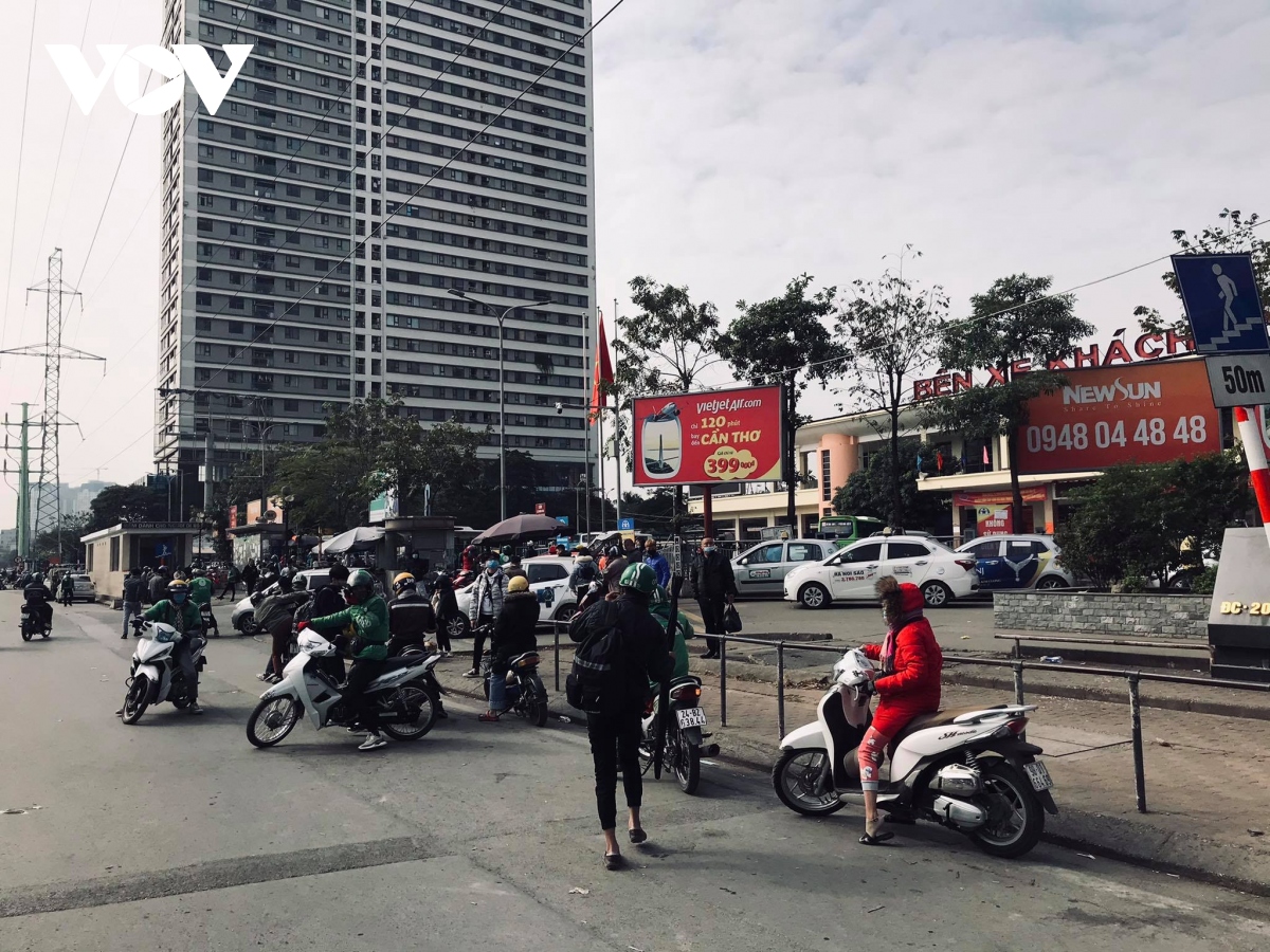 nguoi dan do ra cac ben xe roi ha noi ve que nghi tet duong lich hinh anh 2