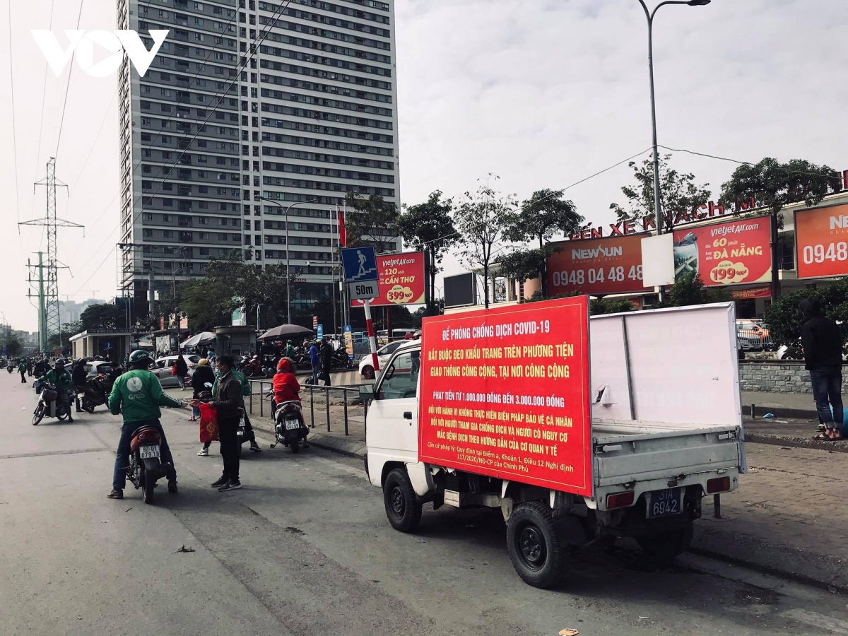 nguoi dan do ra cac ben xe roi ha noi ve que nghi tet duong lich hinh anh 3