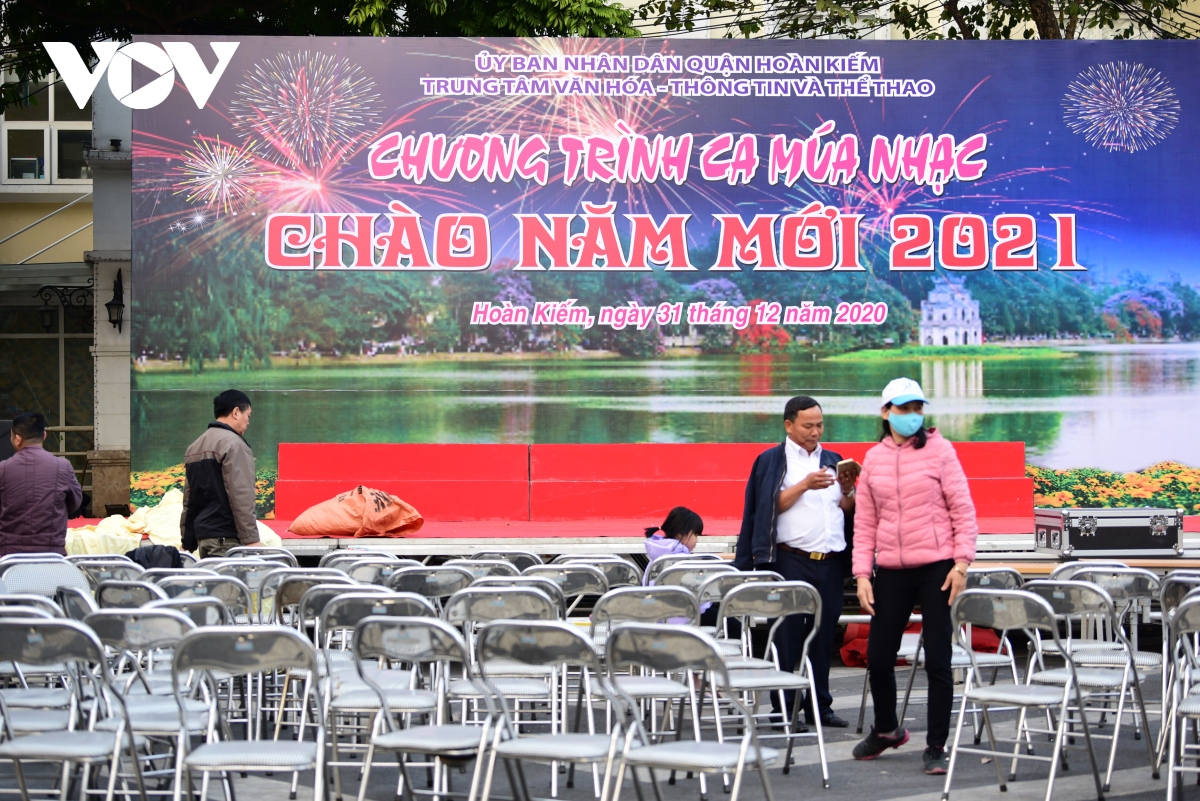 ho hoan kiem nhon nhip truoc gio ban phao hoa chao nam moi 2021 hinh anh 18