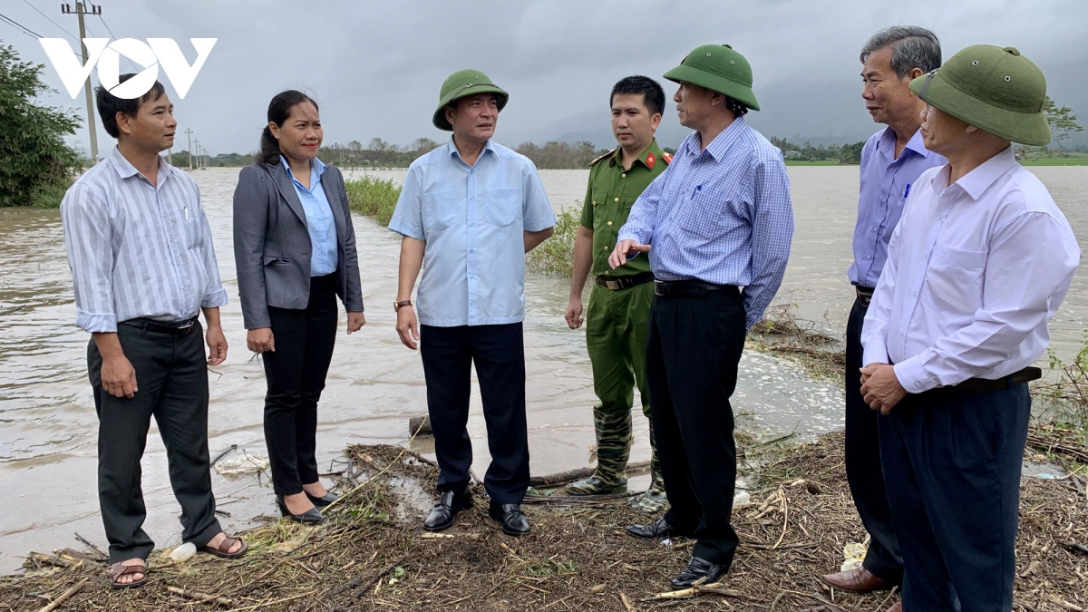 bi thu tinh uy Dak lak trao tien cho 3 ho dan bi sap nha do mua lu hinh anh 1