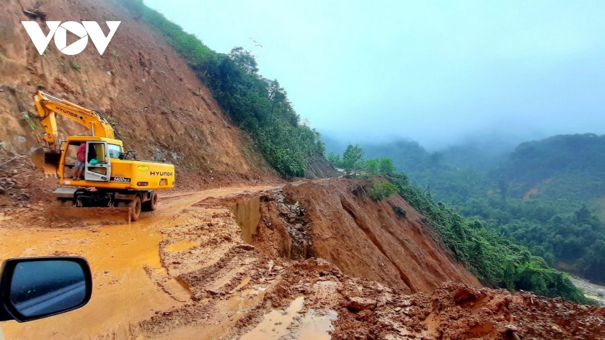 quang nam mat nhieu thoi gian khac phuc he thong giao thong sau mua bao hinh anh 5