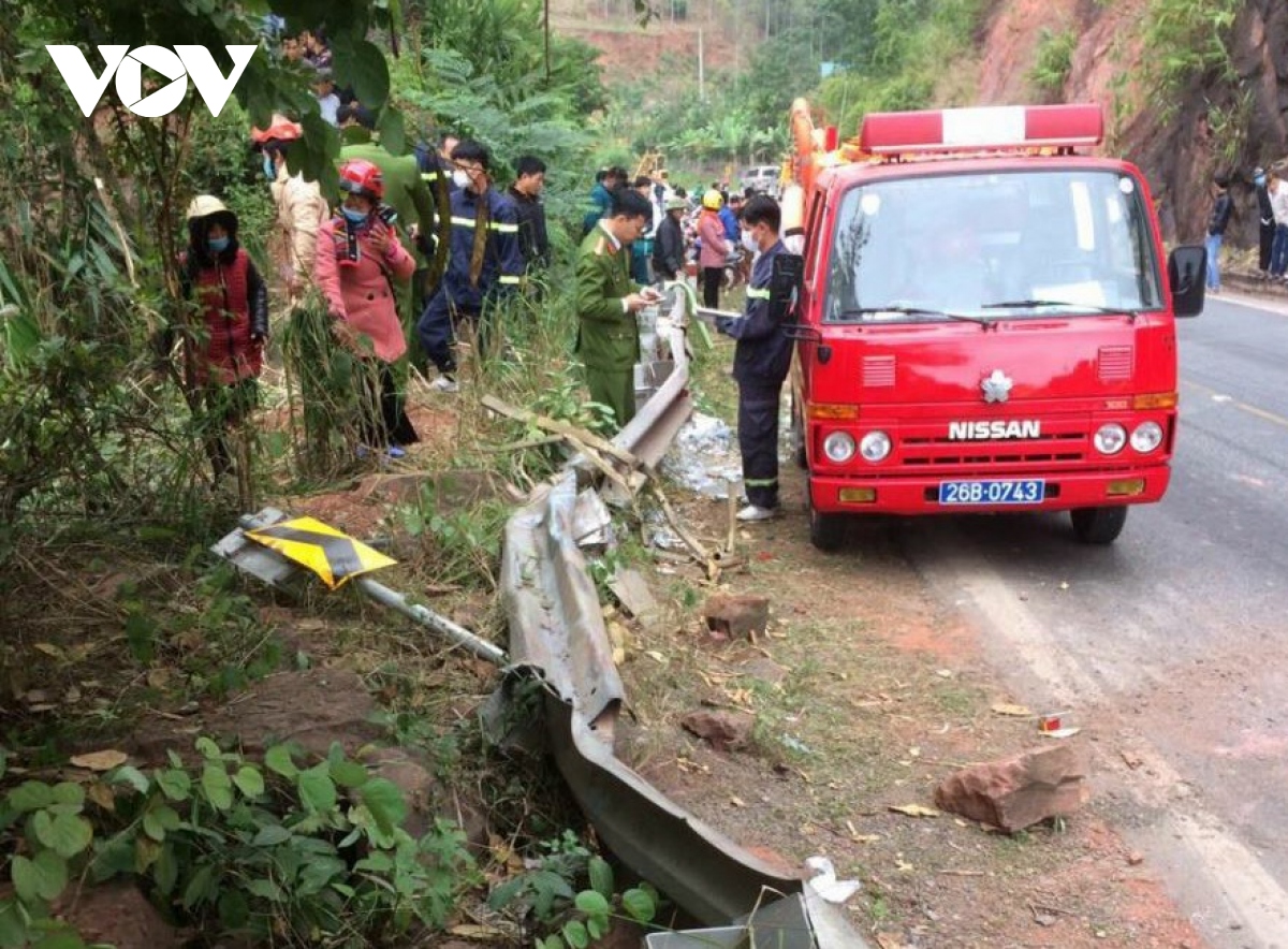 xe tai lao xuong vuc sau tren quoc lo 6 khien 1 nguoi tu vong hinh anh 2