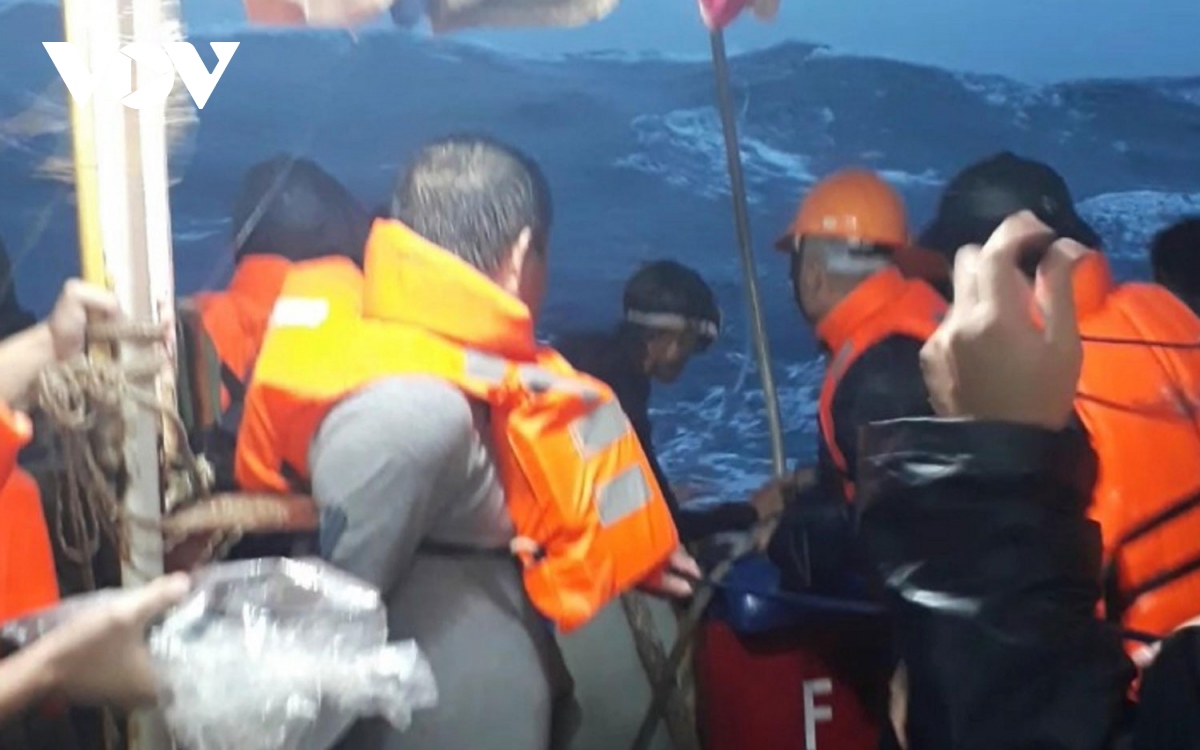 Kịp thời cứu 14 ngư dân Quảng Ngãi bị nạn trên biển