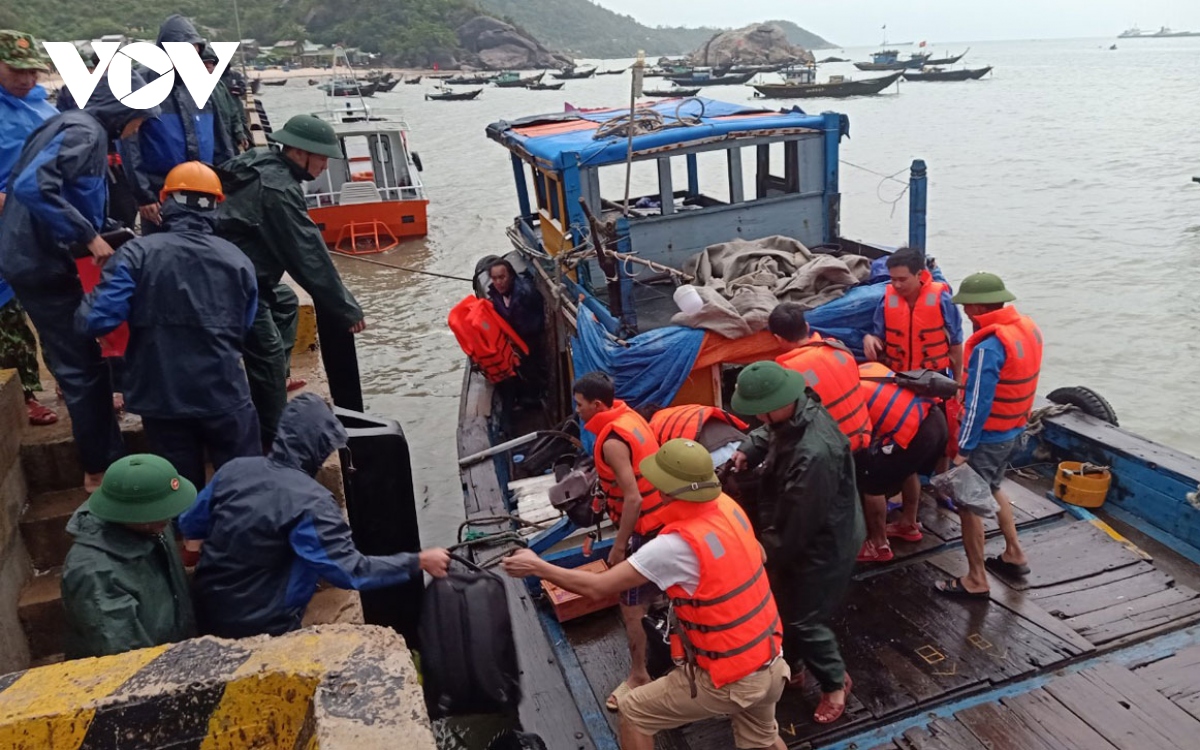 tau hang bi thung khoang may, 10 nguoi tren tau duoc cuu hinh anh 2