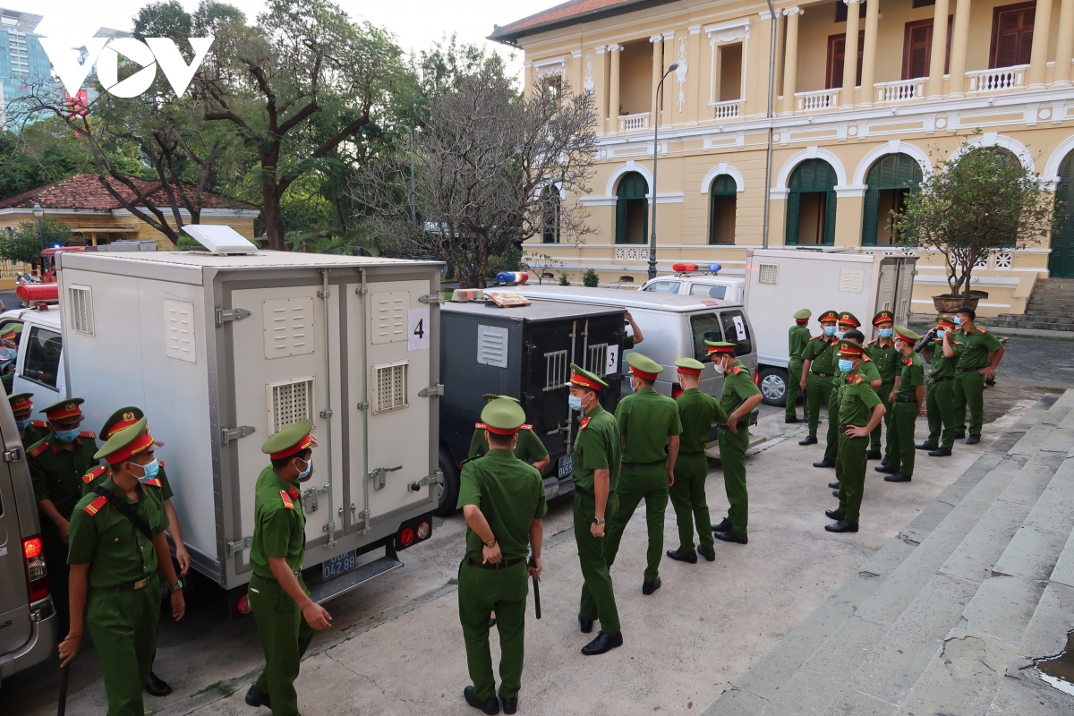 bi cao Dinh la thang deo khau trang va kinh den den toa hinh anh 1