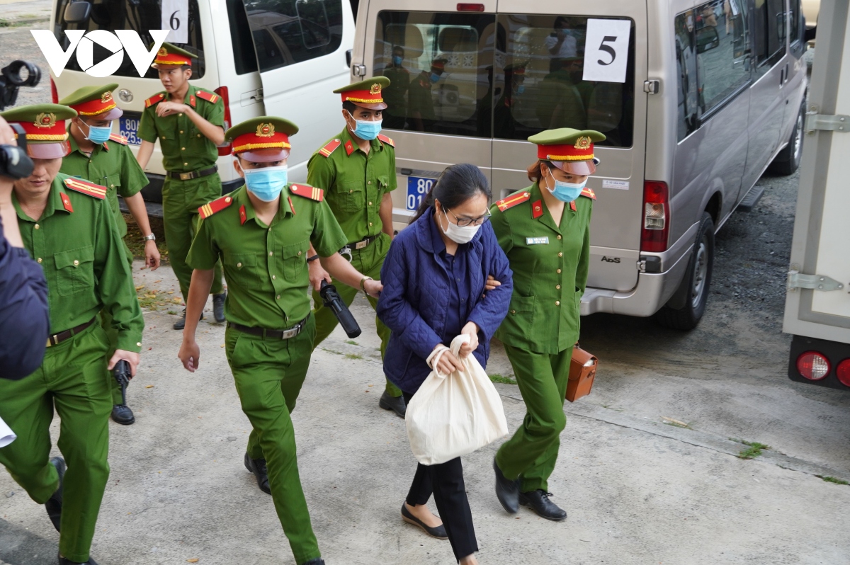 bi cao Dinh la thang deo khau trang va kinh den den toa hinh anh 10