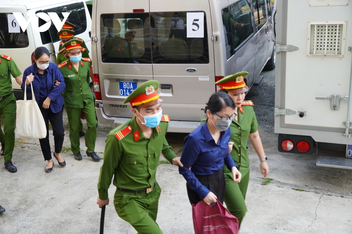 bi cao Dinh la thang deo khau trang va kinh den den toa hinh anh 8