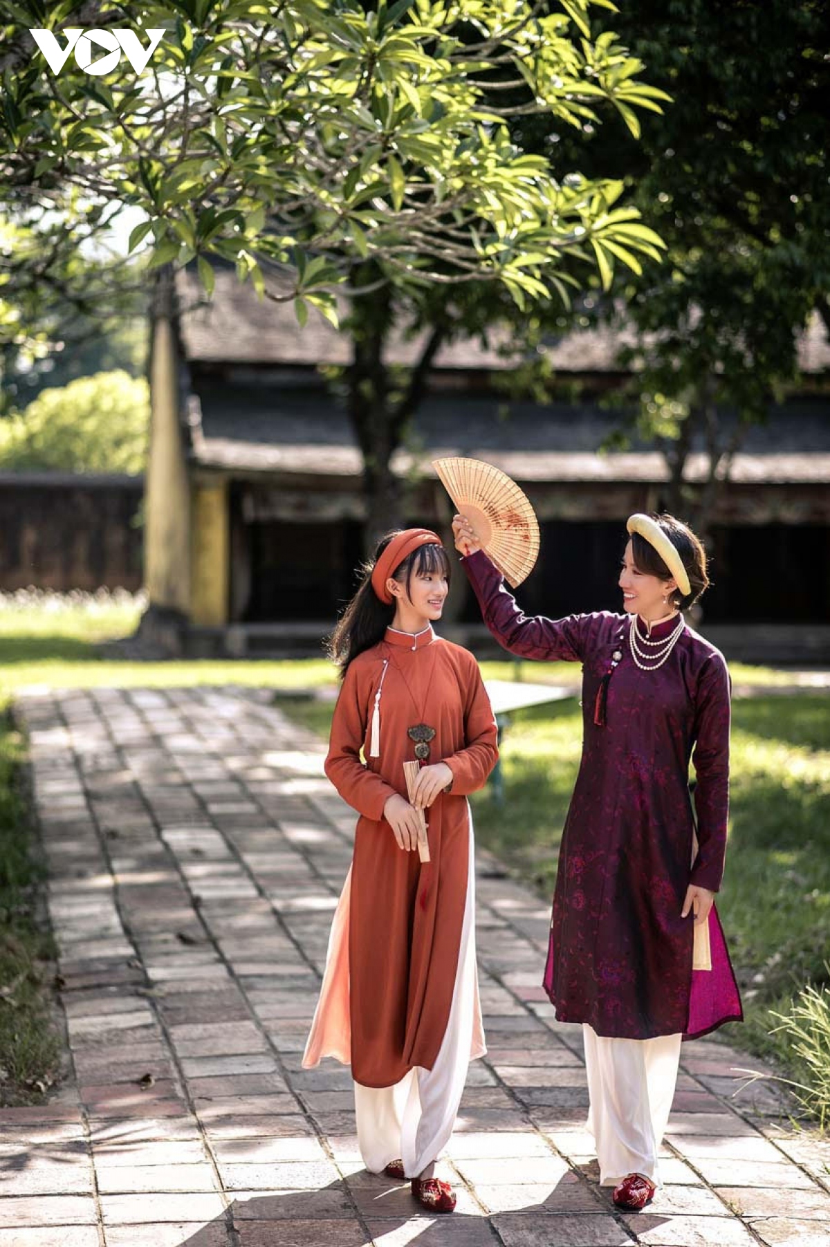 Ao dai ngu than co dung khuy cai su lich duyet den tu chi tiet hinh anh 5