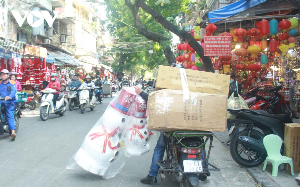 pho hang ma nhon nhip nguoi ban, ke mua do trang tri giang sinh hinh anh 5