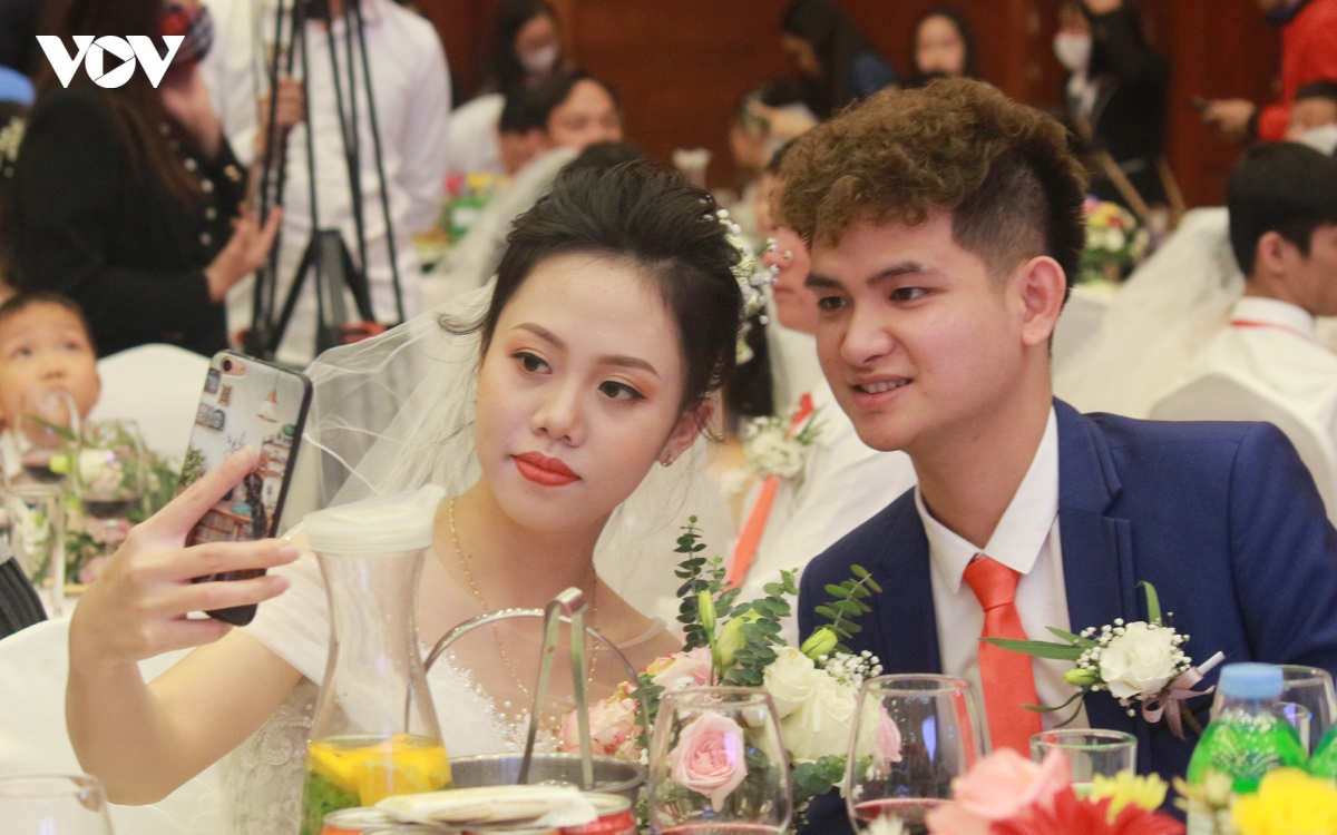 xuc dong le cuoi tap the cua 46 cap doi khiem khuyet tai ha noi hinh anh 9