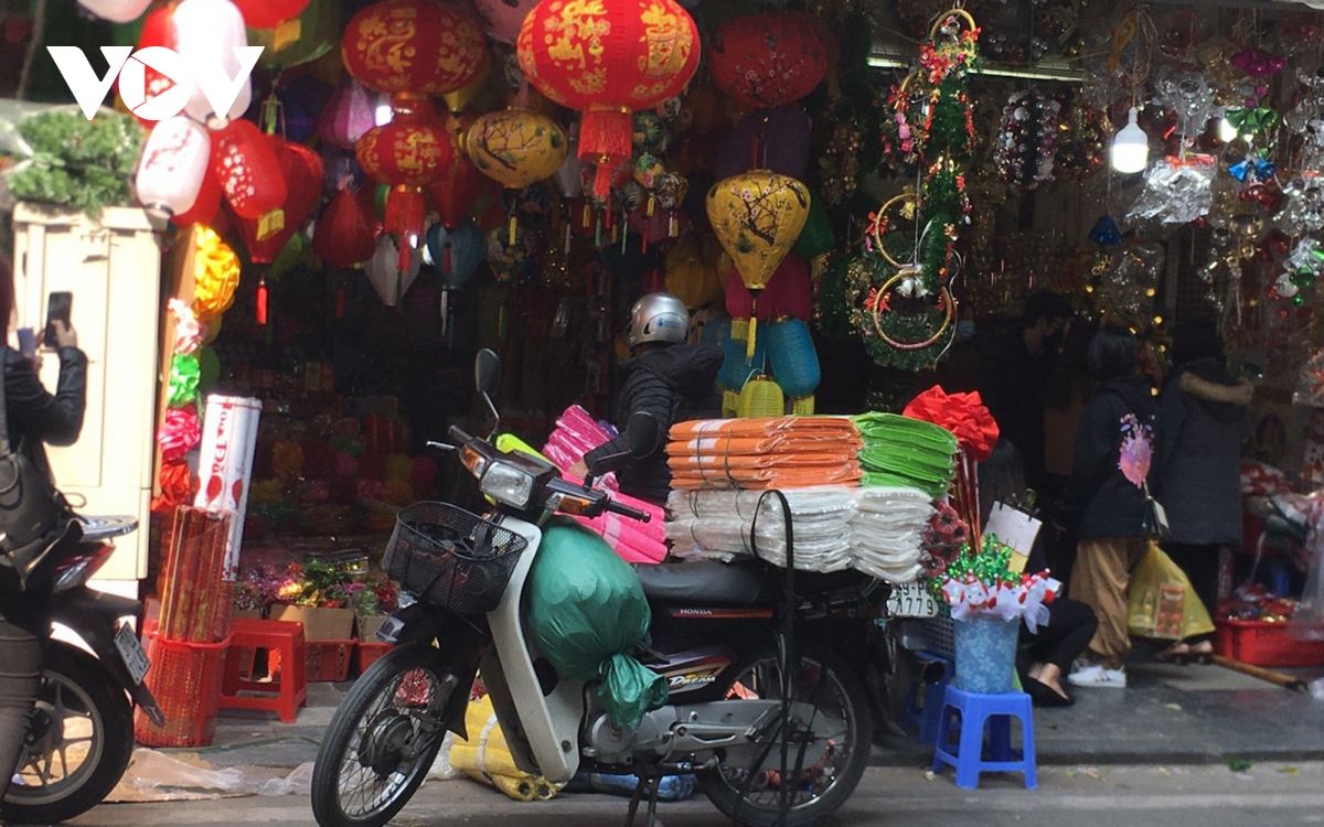 pho hang ma nhon nhip nguoi ban, ke mua do trang tri giang sinh hinh anh 4