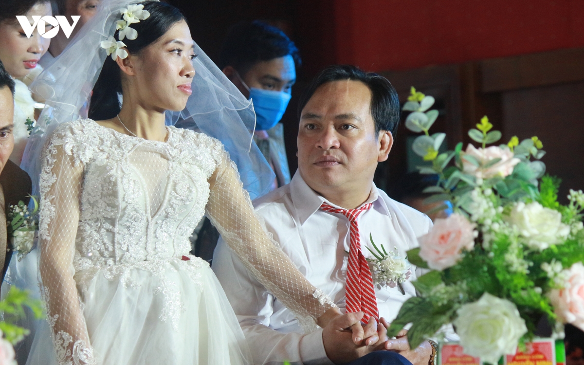 xuc dong le cuoi tap the cua 46 cap doi khiem khuyet tai ha noi hinh anh 11