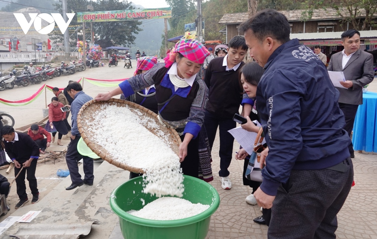 Doc dao le hoi gia banh day tren vung cao mu cang chai hinh anh 1