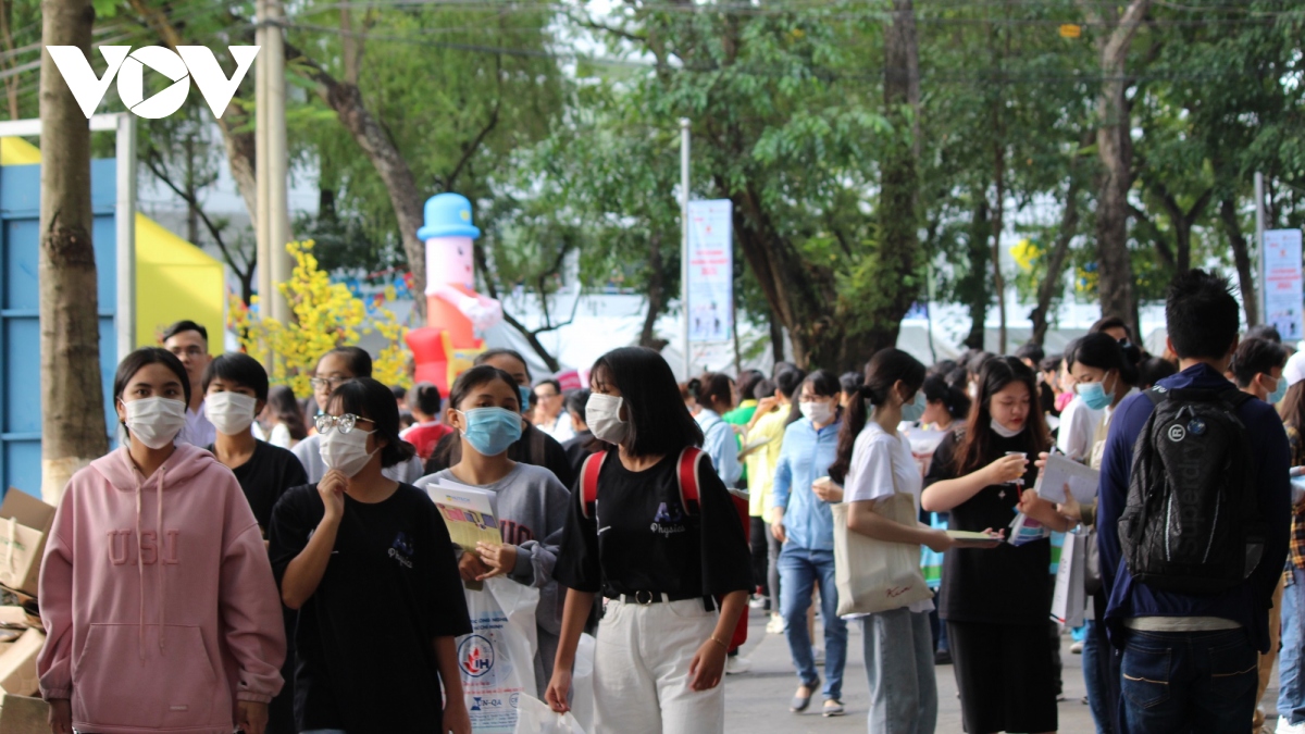 hang chuc ngan nguoi tham gia ngay hoi tu van tuyen sinh tai tphcm hinh anh 1