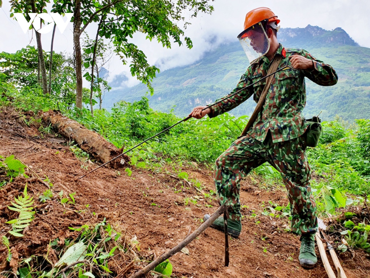 chuyen nhung nguoi di lam sach dat tren bien gioi ha giang hinh anh 1