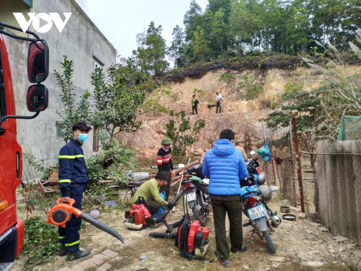 hang tram nguoi thuc xuyen dem dap chay rung tai ha long hinh anh 2