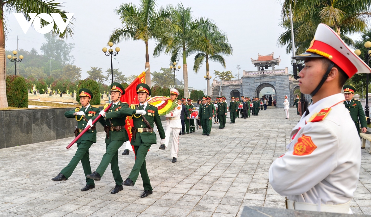 Truy điệu, an táng 13 hài cốt liệt sĩ quân tình nguyện Việt Nam hy sinh tại Lào