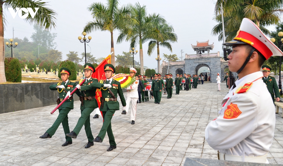 truy dieu, an tang 13 hai cot liet si quan tinh nguyen viet nam hy sinh tai lao hinh anh 2