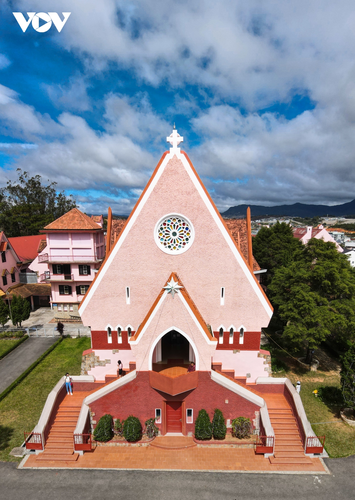  check-in nha tho mau hong tuyet dep tai Da lat hinh anh 3