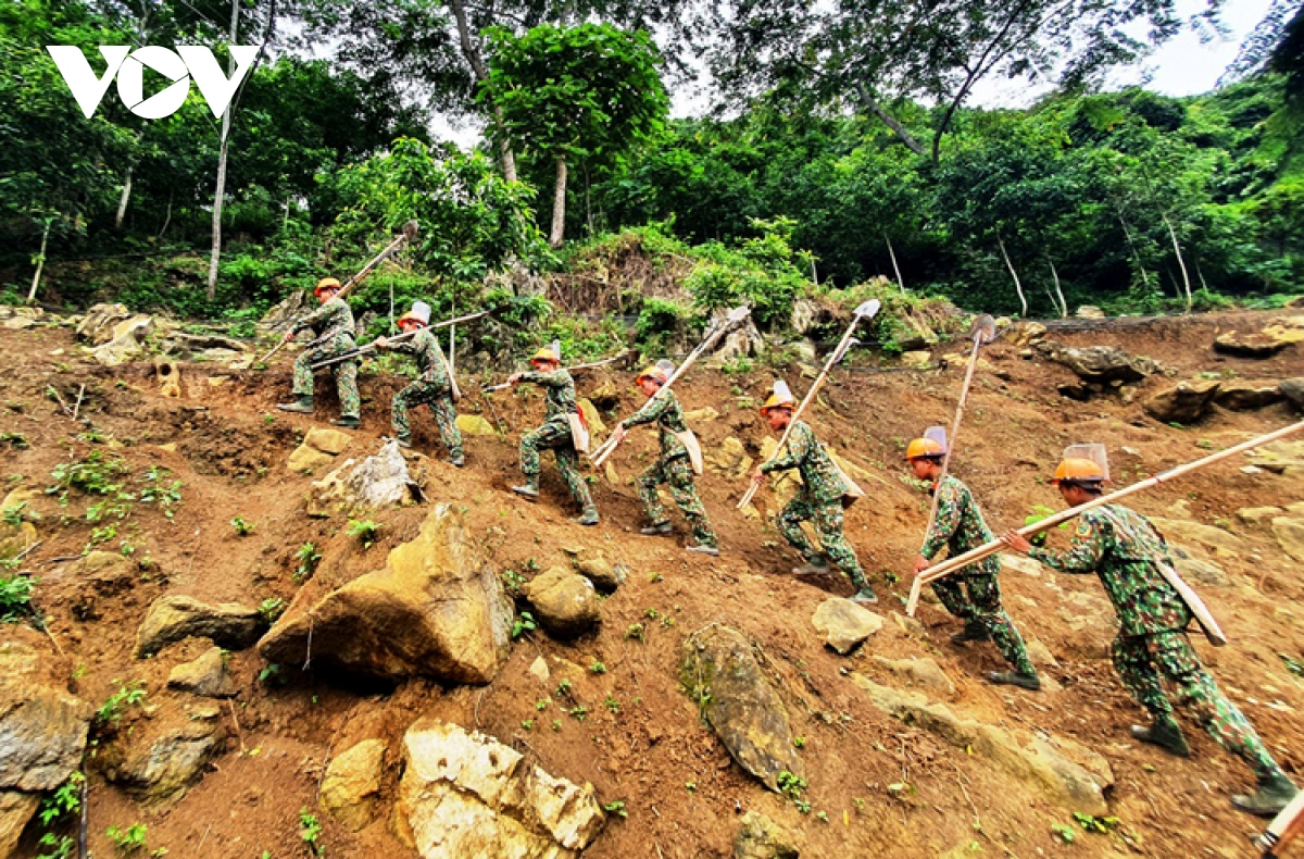 chuyen nhung nguoi di lam sach dat tren bien gioi ha giang hinh anh 2