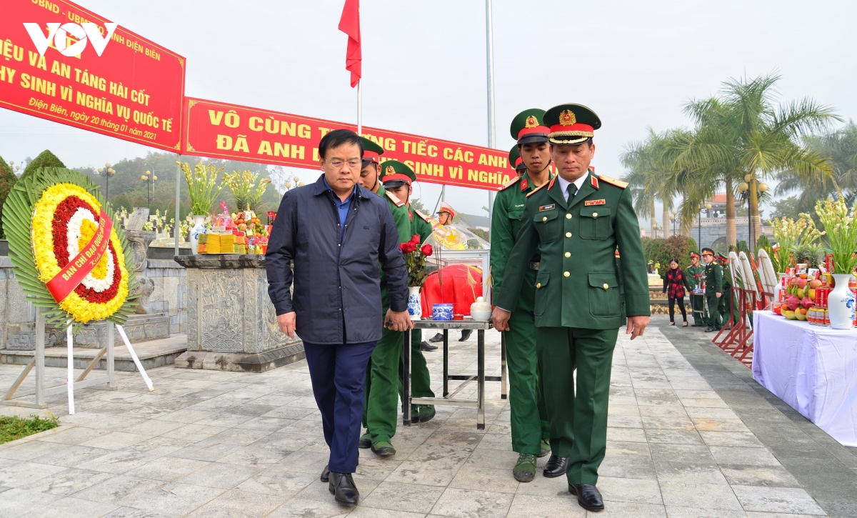 truy dieu, an tang 13 hai cot liet si quan tinh nguyen viet nam hy sinh tai lao hinh anh 3
