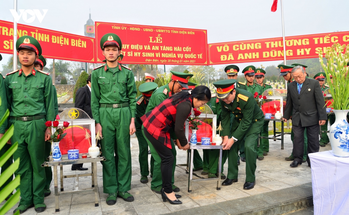 truy dieu, an tang 13 hai cot liet si quan tinh nguyen viet nam hy sinh tai lao hinh anh 4