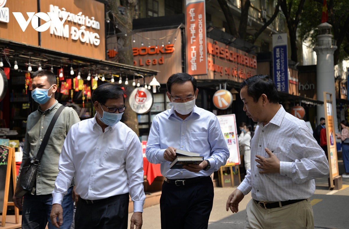 Đường sách là cơ sở để xây dựng không gian văn hoá hồ chí minh hình ảnh 1 Duong sach la co so de xay dung khong gian van hoa ho chi minh hinh anh 1