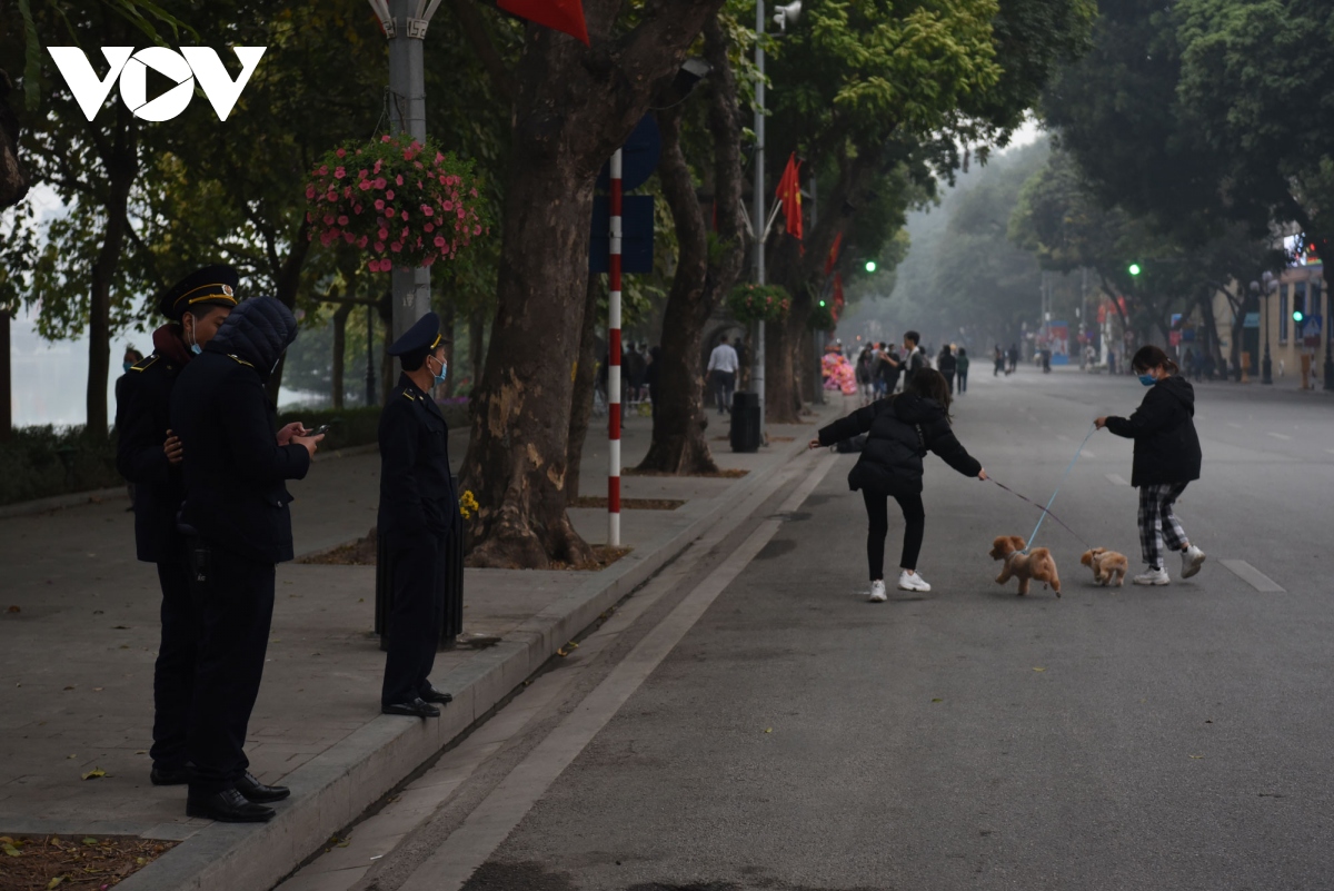 pho di bo ho hoan kiem vang hoe, van co nguoi khong deo khau trang hinh anh 8