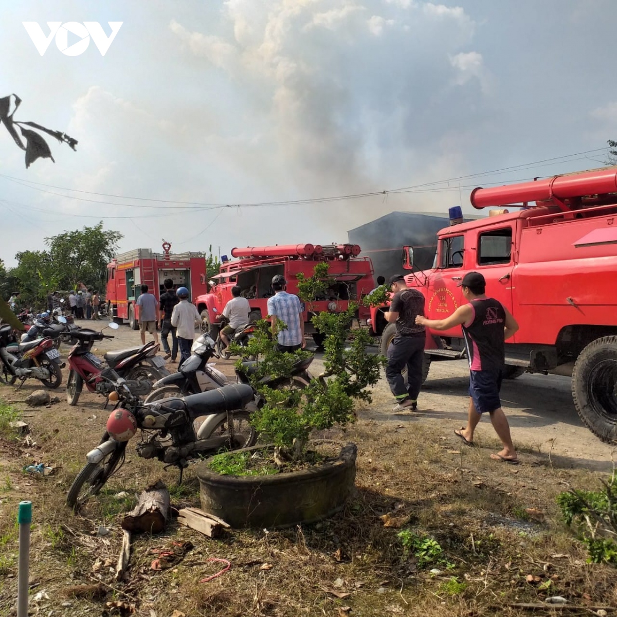 Đang cháy xưởng gỗ ở Tiền Giang, nhiều hàng hóa bị thiêu rụi - Ảnh 3.