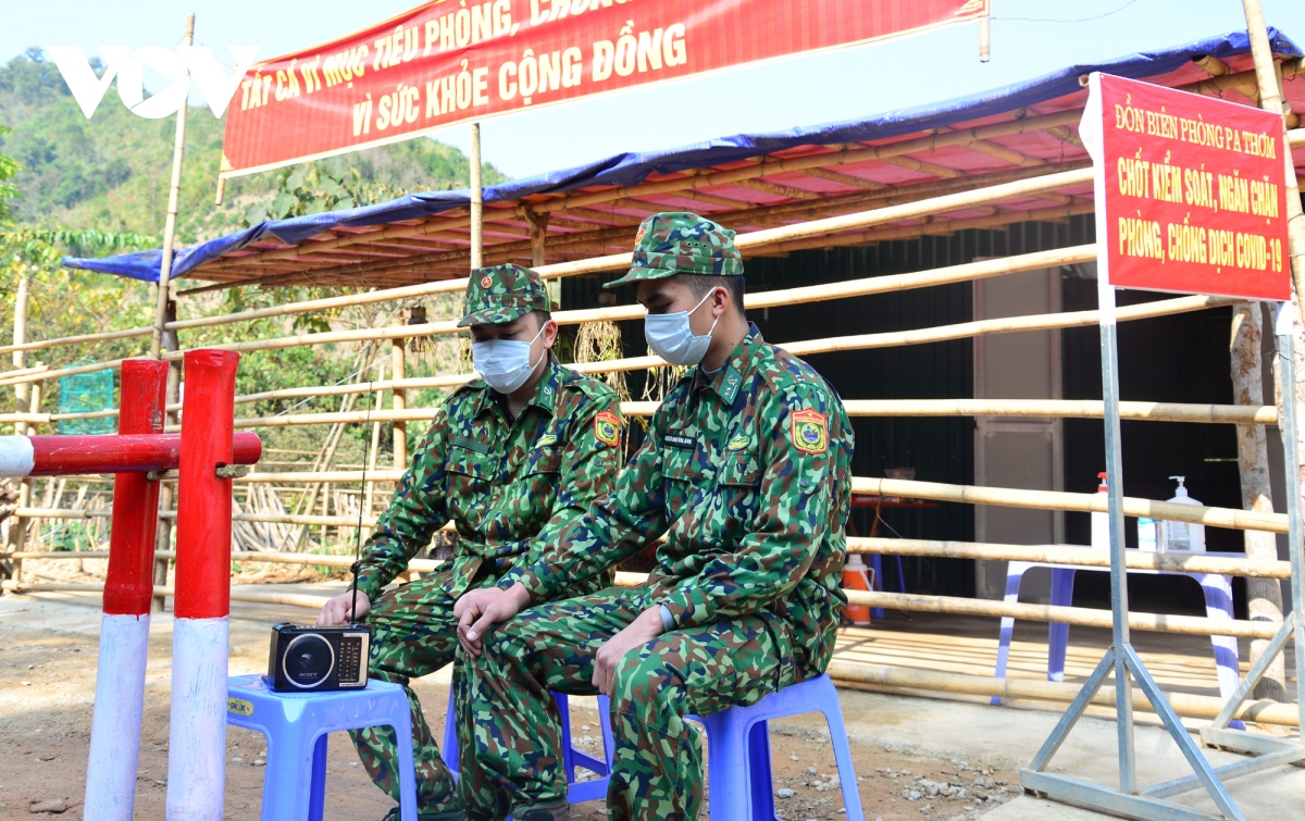 phan khoi, tin tuong khi theo doi tuong thuat phien khai mac Dai hoi xiii cua Dang hinh anh 4