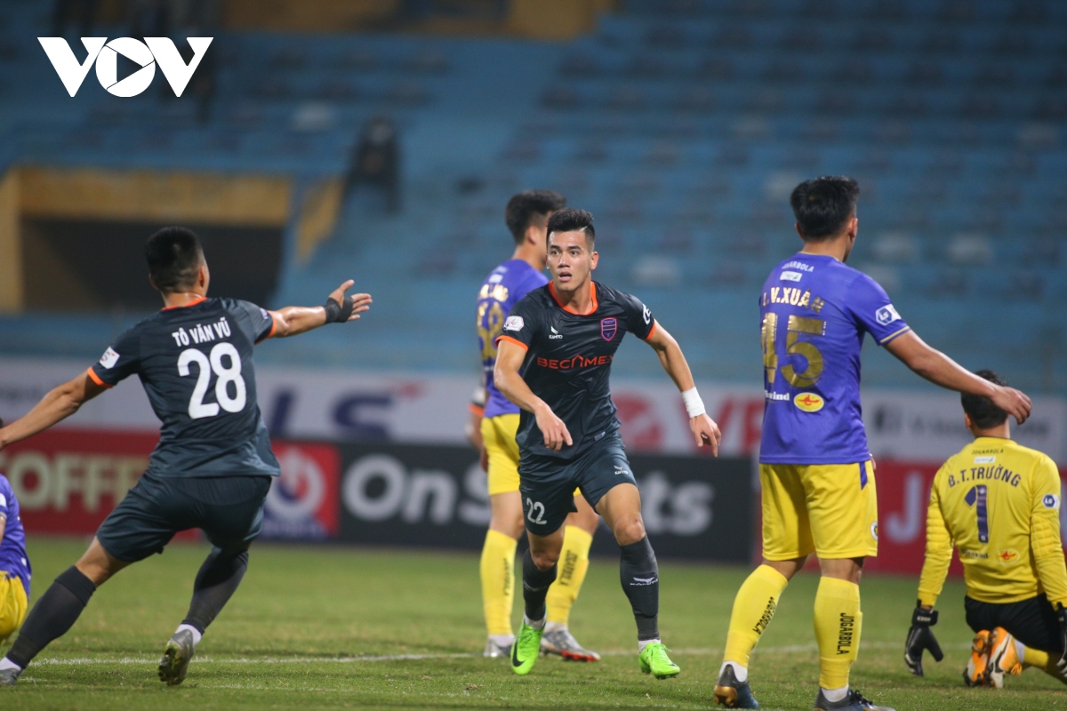 tien linh khai hoa, binh duong loi nguoc dong thang ha noi fc hinh anh 3