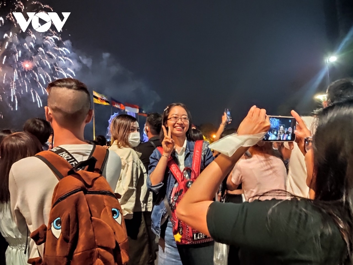 Vietnamese revellers ring in New Year 2021