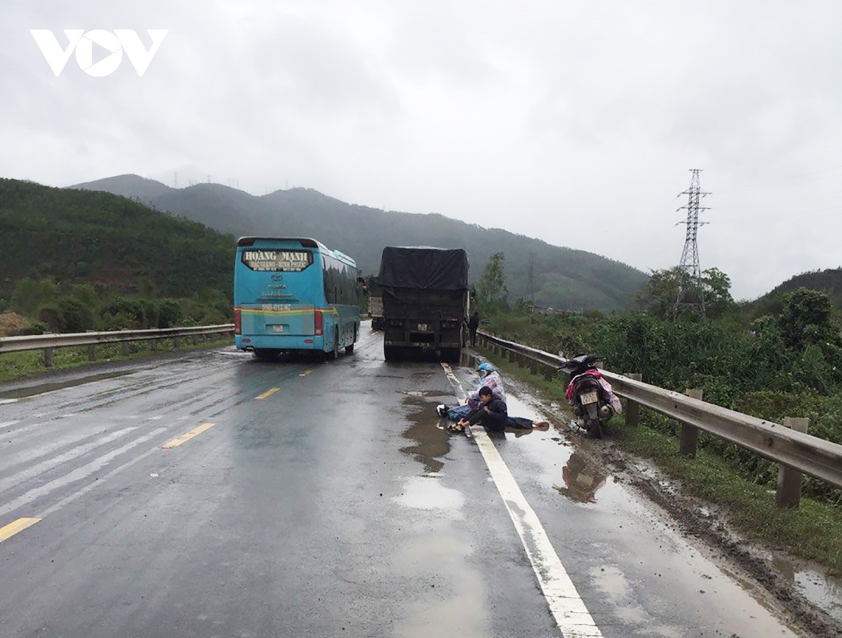 Xe máy va chạm xe đầu kéo trên đường tránh nam Hải Vân, 1 người ...