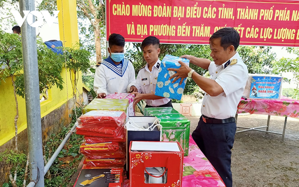 Đoàn công tác các tỉnh, thành phía Nam thăm và chúc Tết chiến sĩ đảo Hòn Khoai