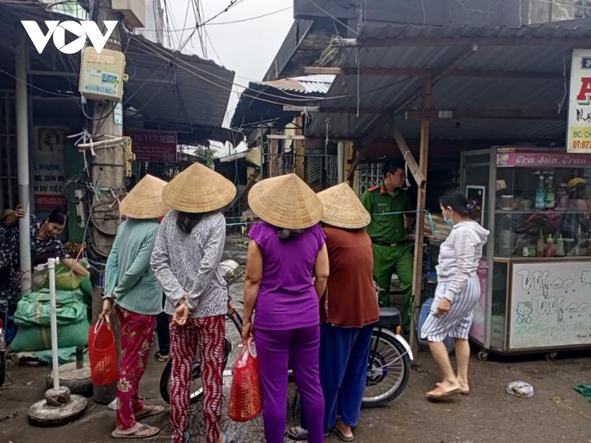 hoa hoan thieu rui nhieu hang hoa trong cho cai nua tien giang hinh anh 4