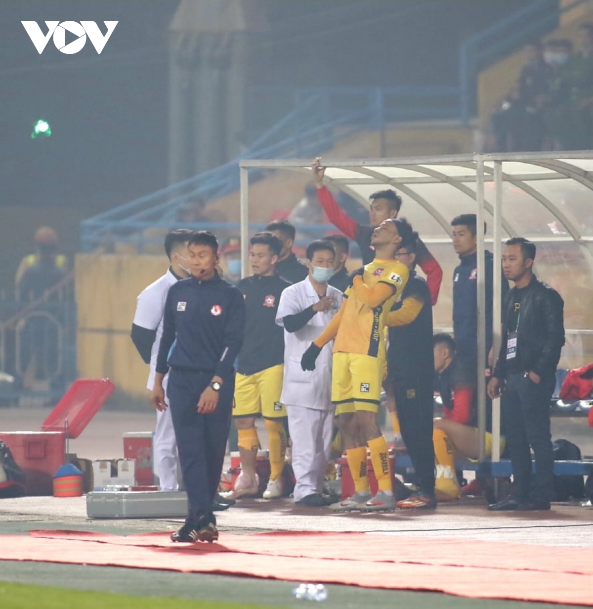 chấn thương nặng, ngoại binh hải phòng vẫn nán lại sân động viên đồng đội đánh bại viettel hình ảnh 2 chan thuong nang, ngoai binh hai phong van nan lai san dong vien dong doi danh bai viettel hinh anh 2