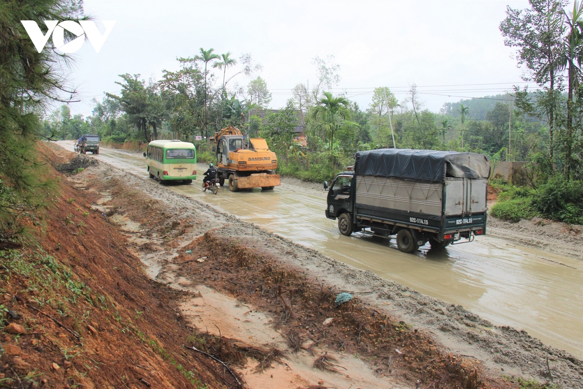 thi cong quoc lo 40b o quang nam i ach, duong nham nho, dan keu troi hinh anh 1